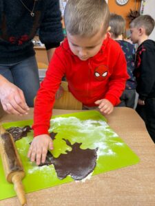 Chłopiec wycina piernika