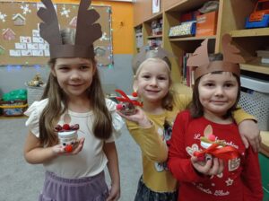 trzy dziewczynki pokazują zrobione renifery