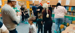 dzieci i rodzice tańczą w parach