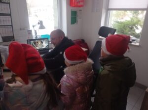 dzieci patrzą na monitor